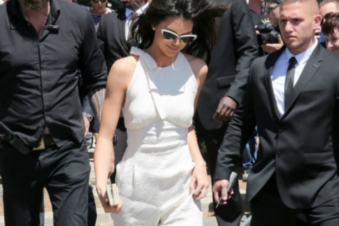Η Kendall Jenner με total white look, είναι η επιτομή του Chic!