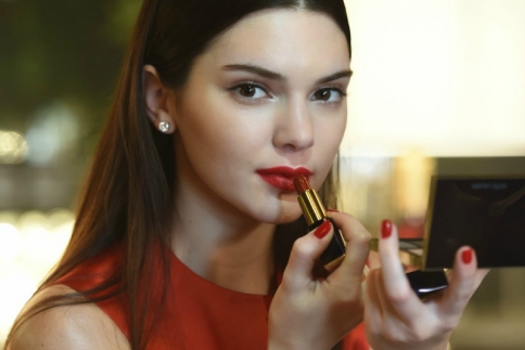 Kendall Jenner: Eκθαμβωτική στη νέα καμπάνια της Estee Lauder