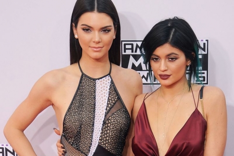 Kendall Jenner : Η Kylie με ζηλεύει επειδή είμαι supermodel