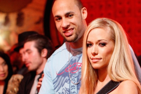 Η Kendra Wilkinson διαψεύδει ξανά τον εαυτό της για το διαζύγιο!