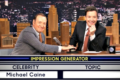 Ο Kevin Spacey, εντυπωσιάζει με τις μιμήσεις του, στο The Tonight Show 
