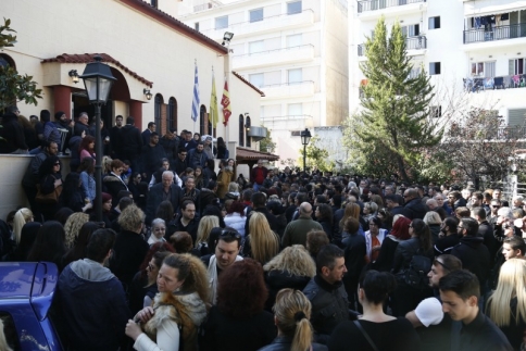 Κηδεία Παντελή Παντελίδη: Με το Είχα κάποτε μια Αγάπη έφτασε η σορός του