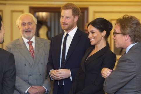 Meghan Markle: Έσπασε το βασιλικό πρωτόκολλο φορώντας mini!