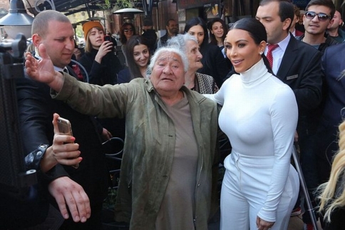 Kim Kardashian: Ηλικιωμένη θαυμάστρια περίμενε 3 μέρες έξω από το ξενοδοχείο της!