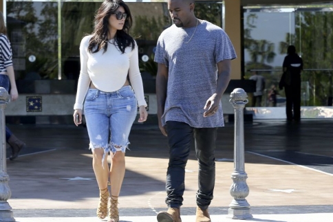 Sexy... not! Η Κim Kardashian (παρά)τόνισε τις καμπύλες της