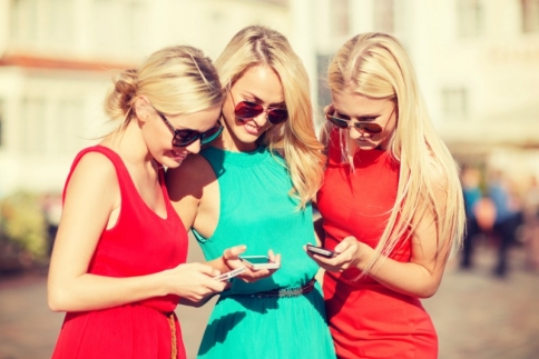 Αποξένωση λόγω smartphones: Όταν οι οθόνες αφής στερούν την επαφή