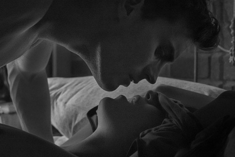 50 Shades Of Grey: Η Dakota Johnson γυμνή στα… πατώματα!