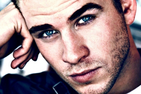 O Liam Hemsworth είναι σέξι ακόμα και με πολύχρωμο πεντικιούρ