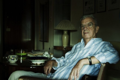 Νεκρός ο Μένης Κουμανταρέας! Βρέθηκε δολοφονημένος μέσα στο σπίτι του
