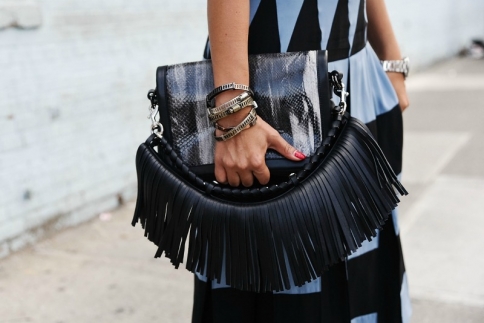 Τσάντες 2016 : 9 τσάντες με κρόσσια για το πιο stylish και παιχνιδιάρικο look