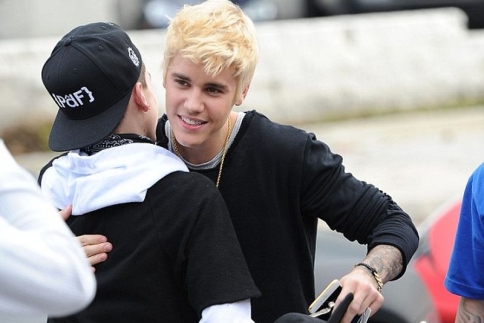Οh Justin! O Bieber έβαψε τα μαλλιά του... πλατινέ!