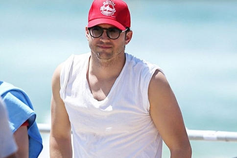Αshton Kutcher: Στην παραλία για ηλιοθεραπεία