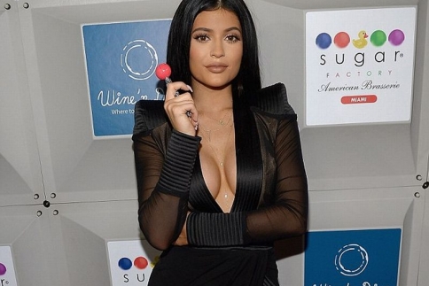 Kylie Jenner: Τώρα δείχνει και το ντεκολτέ της