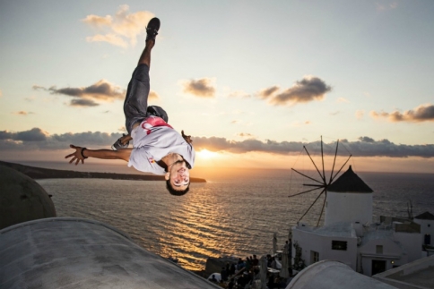 Red Bull Art of Motion: Έχεις κάθε λόγο να πας στη Σαντορίνη αυτό το ΣουΚου