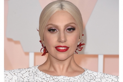Lady Gaga: Συνάντησε τον Δαλάι Λάμα με σκισμένο τζιν!