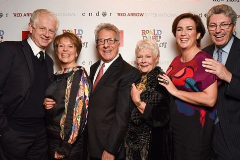Το ξεκαρδιστικό photobombing του Dustin Hoffman στην Judi Dench