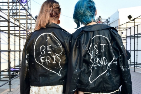 Πέταξε την ζακέτα και φόρεσε δερμάτινο jacket