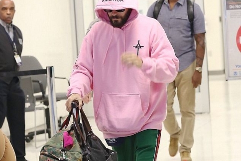 Γιατί είναι διάσημο το ροζ hoodie του Jared Leto;