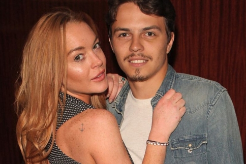 Σοκαριστικές εικόνες: Η Lindsay Lohan πέφτει θύμα ξυλοδαρμού στη Μύκονο (video)