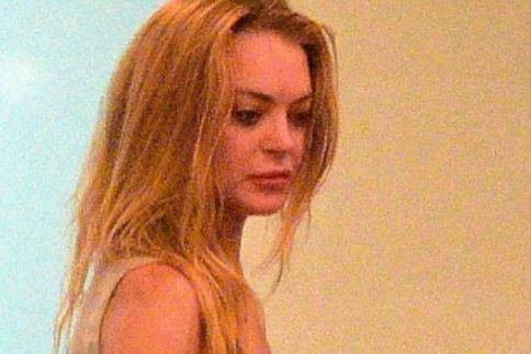 Lindsay Lohan: Ξυπόλητη, ατημέλητη και ταλαιπωρημένη στο yacht της στο St. Tropez