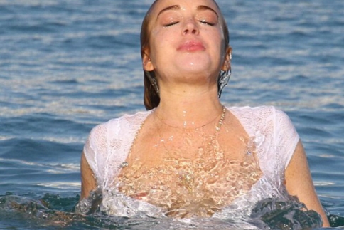 Lindsay ξέχασες το μαγιό σου και πήγες για μπάνιο με τα εσώρουχα;