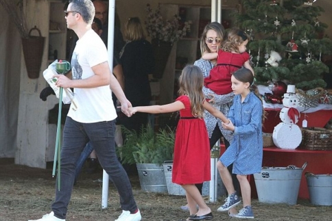 Christmas Time: H Jessica Alba και οι κόρες της στον Άγιο Βασίλη