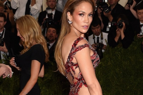 Jennifer Lopez: Χωρίς εσώρουχα και με μονόπετρο στο κόκκινο χαλί