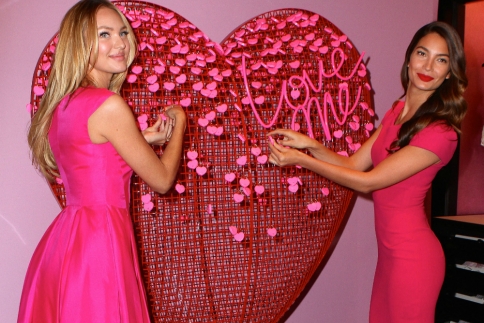Lily Aldridge και Candice Swanepoel λένε... Love me για την ημέρα του Αγίου Βαλεντίνου!