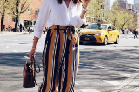 Street style : Η Alexandra Pereira φορά ριγέ φόρεμα με τον πιο casual-chic τρόπο