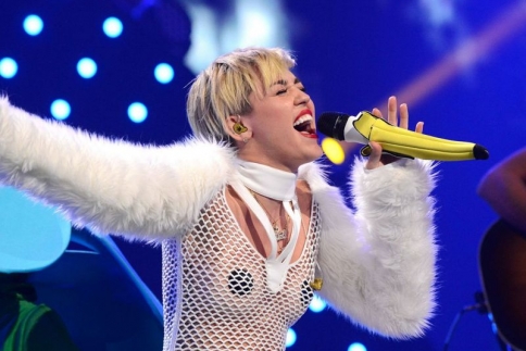 H Μiley Cyrus ξεπέρασε τον εαυτό της: Γδύθηκε εντελώς αυτή τη φορά!