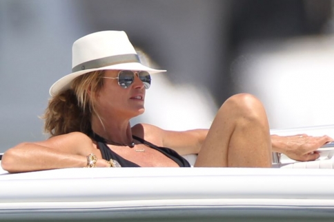 Elle Macpherson: Μετάνιωσα που δεν πρόσεξα το δέρμα μου