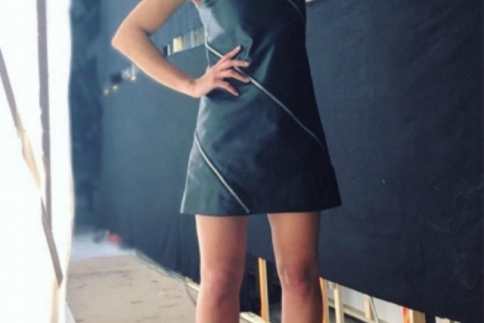 Street style : H Μαίρη Συνατσάκη προτείνει για το Σαββατοκύριακο, δερμάτινο φόρεμα