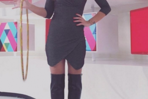 Street style : H Μαίρη Συνατσάκη επιλέγει wrap φόρεμα στο πιο θηλυκό outfit
