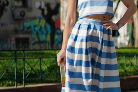 Street style : Η Μαίρη Συνατσάκη επιλέγει ριγέ με τον πιο εντυπωσιακό τρόπο