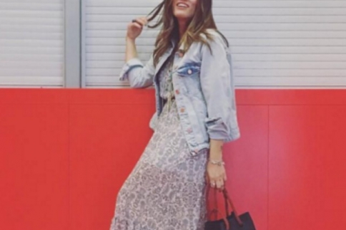 Street style : Συνδύασε και εσύ το floral φόρεμα σαν τη Μαίρη Συνατσάκη