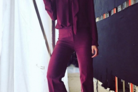 Street style : Tο total μπορντό σύνολο της Μαίρης Συνατσάκη που πρέπει να δοκιμάσεις