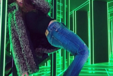 Street style : Η Μαίρη Συνατσάκη επιλέγει casual look για μια βραδινή έξοδο