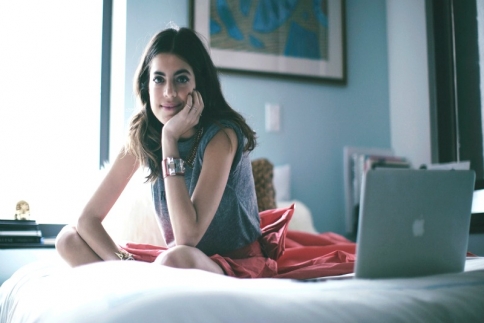 Τρυπώσαμε στο γραφείο της Man Repeller στη Νέα Υόρκη