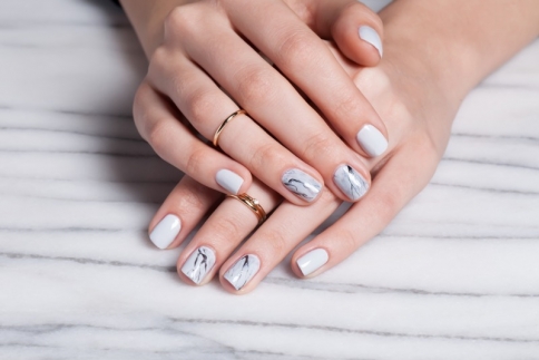 Νύχια 2016: Marble nails: H νέα τάση στα νύχια που πρέπει να δοκιμάσεις 