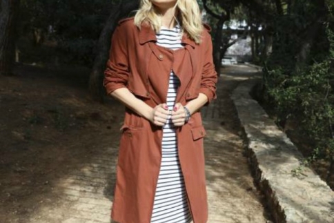 Street style : Η Μαρία Ηλιάκη δοκιμάζει ριγέ φόρεμα και πετυχαίνει το ιδανικό street style