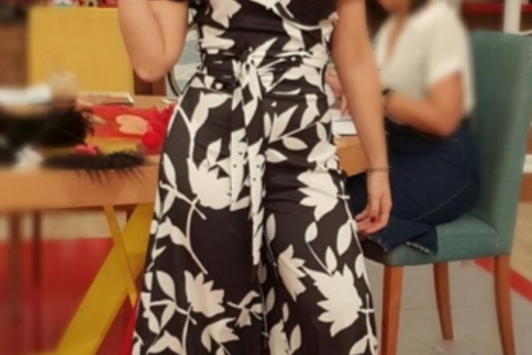 Street style : Εντυπωσίασε με μια floral ολόσωμη φόρμα σαν της Μαρίας Μπεκατώρου
