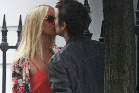 Πού να βρω μια να σου μοιάζει; Ο Matt Bellamy τα έφτιαξε με μια καινούργια Kate Hudson