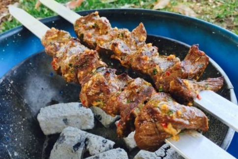 Souvla Time! Έτσι θα σουβλίσεις το αρνί σου σαν επαγγελματίας