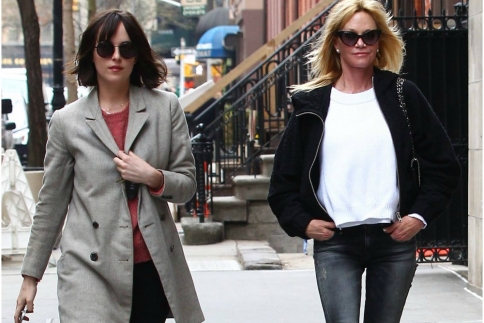 Melanie Griffith & Dakota Johnson: Μαμά και κόρη βόλταραν στα μαγαζιά