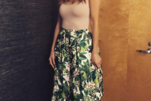 Street style: Η Maria Menounos συνδυάζει την floral φούστα με τον πιο girly-chic τρόπο