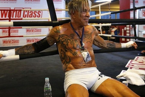 Ο... παραμορφωμένος Mickey Rourke έχει σούπερ γυμνασμένο κορμί!