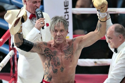 Στημένο; O Mickey Rourke έβγαλε νοκ άουτ τον κατά 33 χρόνια νεότερό του Seymour 