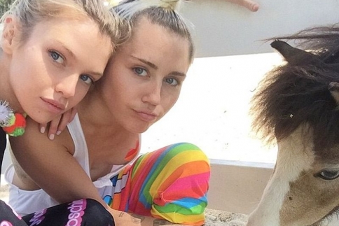 Miley Cyrus: Έχει ερωτική σχέση με μοντέλο της Victoria’s Secret!