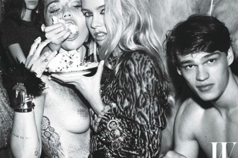 Μiley Cyrus: Ποζάρει topless στην αγκαλιά της κοπέλας της
