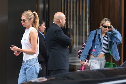 Miley Cyrus – Stella Maxwell: Πρώτη δημόσια εμφάνιση μετά τα δημοσιεύματα για τη σχέση τους